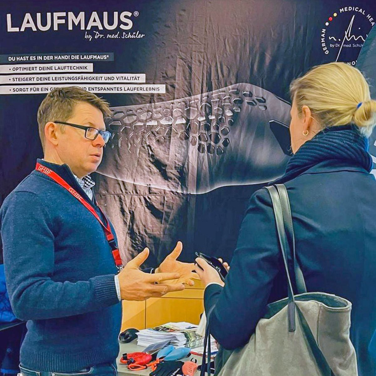 lauf_maus's tweet photo. Lerne die #LAUFMAUS kennen! Und zwar auf der FIBO, der weltweit größten Fachmesse für Fitness, Wellness und Gesundheit ab heute bis 16. April in Köln! 📷
Du findest uns auf dem Stand unseres Partners Orthomol in Halle 4.2 / E39. Wir freuen uns auf Dich!

#EinfachBesserLaufen https://t.co/VbVNZtORw0