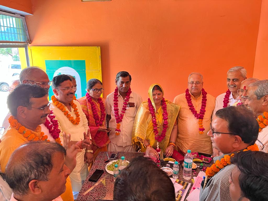 agnihotrirn's tweet photo. आज क्रय विक्रय समिति, मैनपुरी के अध्यक्ष पद पर श्रीमती कुसुम तोमर पत्नी श्री अरविंद तोमर जी (पूर्व जिलाध्यक्ष भाजपा, मैनपुरी) को निर्विरोध निर्वाचित होने पर बधाई एवं शुभकामनाएं दी।
@myogiadityanath @CMOfficeUP @BJP4UP @BJP4India https://t.co/kjLtmL13so