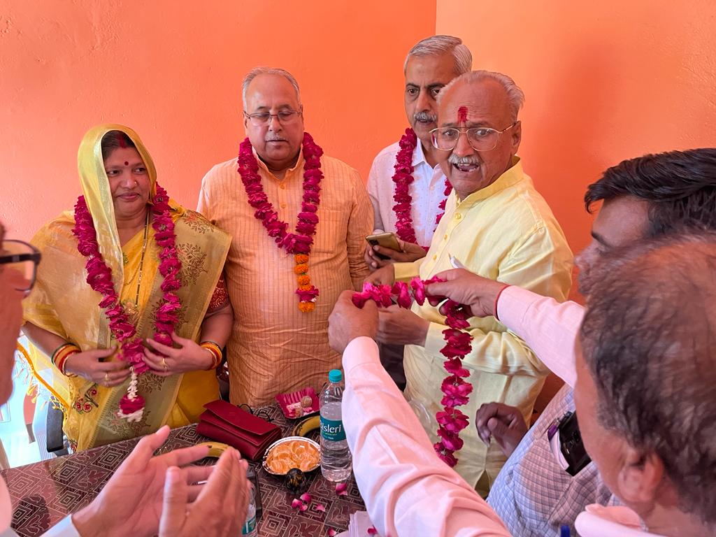 agnihotrirn's tweet photo. आज क्रय विक्रय समिति, मैनपुरी के अध्यक्ष पद पर श्रीमती कुसुम तोमर पत्नी श्री अरविंद तोमर जी (पूर्व जिलाध्यक्ष भाजपा, मैनपुरी) को निर्विरोध निर्वाचित होने पर बधाई एवं शुभकामनाएं दी।
@myogiadityanath @CMOfficeUP @BJP4UP @BJP4India https://t.co/kjLtmL13so
