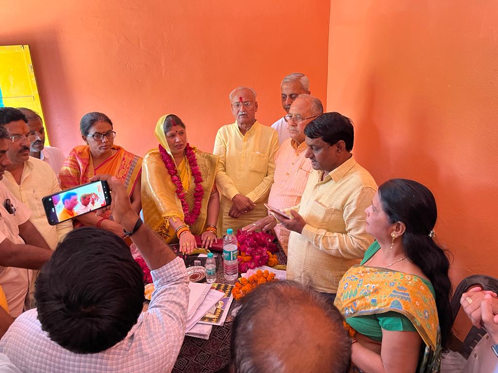agnihotrirn's tweet photo. आज क्रय विक्रय समिति, मैनपुरी के अध्यक्ष पद पर श्रीमती कुसुम तोमर पत्नी श्री अरविंद तोमर जी (पूर्व जिलाध्यक्ष भाजपा, मैनपुरी) को निर्विरोध निर्वाचित होने पर बधाई एवं शुभकामनाएं दी।
@myogiadityanath @CMOfficeUP @BJP4UP @BJP4India https://t.co/kjLtmL13so