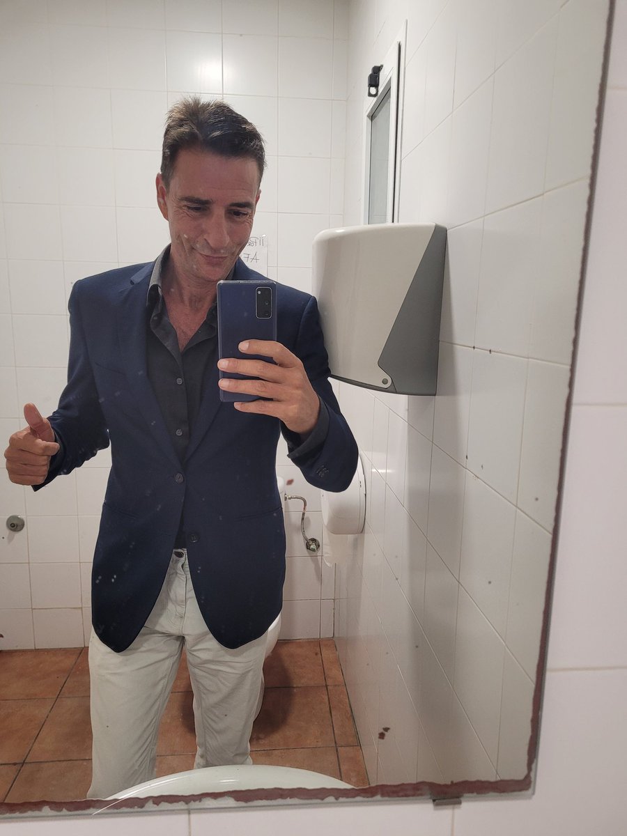 DavidGarcia_org's tweet photo. Los innovadores somos empresarios con conocimiento creativo en #cienciasaplicadas , pero si me llaman empresario o listo me insultan , buenos dias ✌️🙄😁😂🤣😂🤣 https://t.co/MKArat5Ugd
