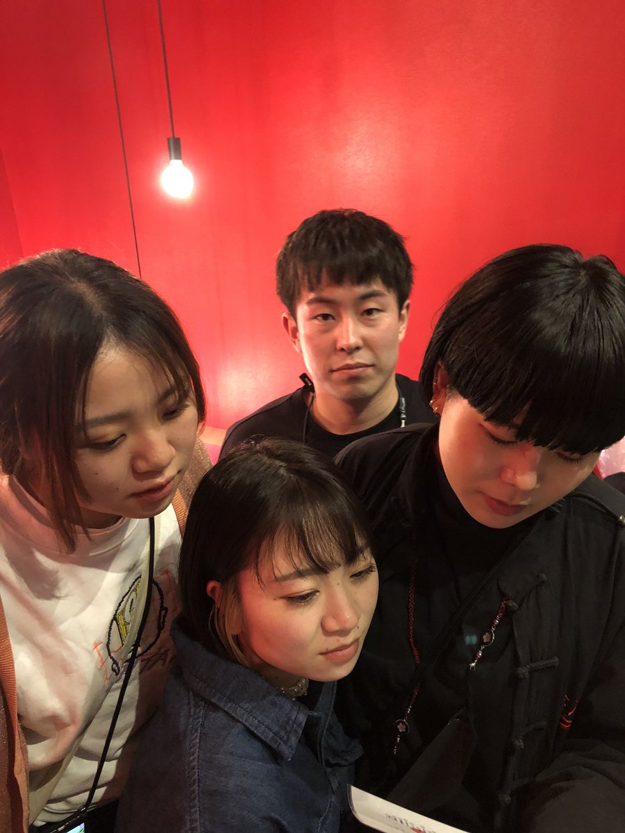z_______nzn's tweet photo. 最近のわたしたち、超元気。
首脳会談顔でフードメニューを見極めたりしてる。 https://t.co/C7XfJ5WmS4