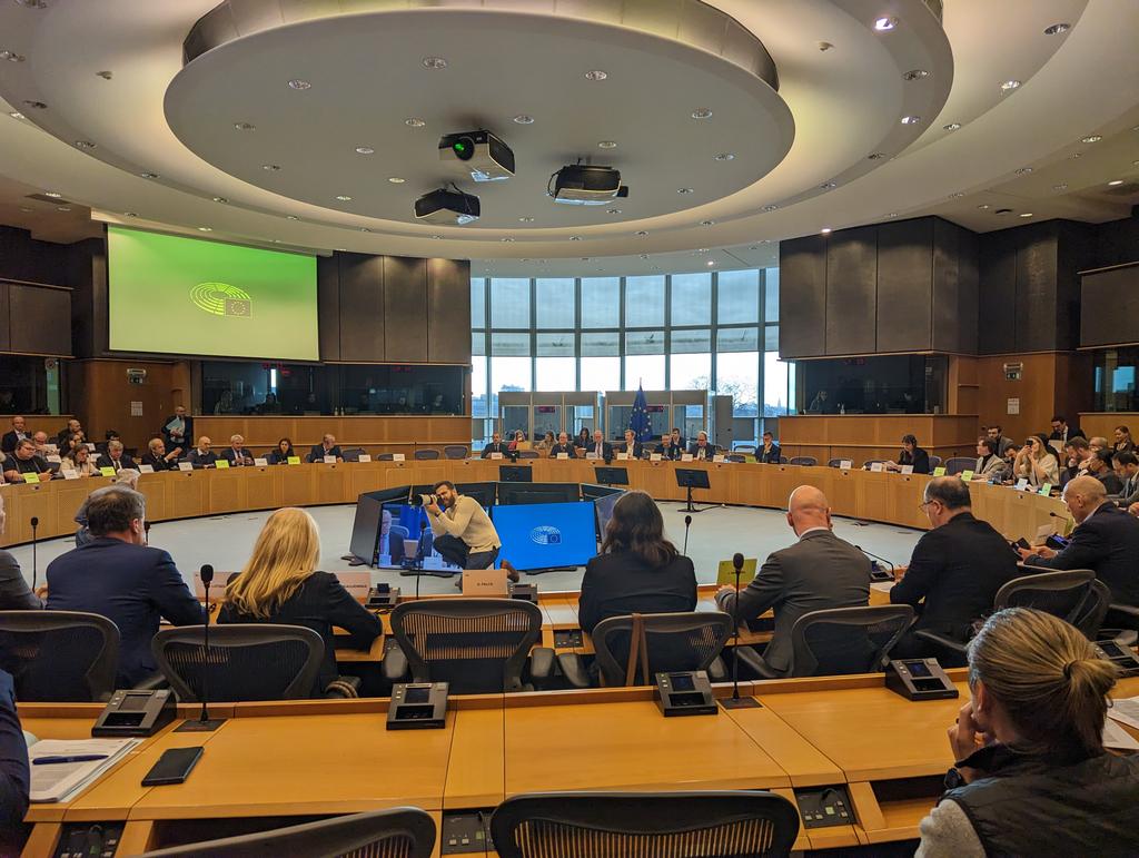 fanny_roux's tweet photo. C'est parti pour le vote du Parlement sur le réseau européen de transports, lors d'une réunion extraordinaire de la @EP_Transport #rtet https://t.co/DVFwl5V8gg