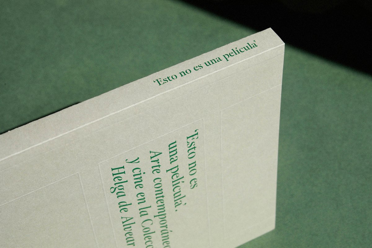 FranziskaStudio's tweet photo. Diseño de catálogo para la exposición 'Esto no es una película. Arte contemporáneo y cine en la Colección Helga de Alvear', comisariada por #ChemaGonzalez en @MuseoHAlvear
#Cáceres #thisisnotafilm @FilmotecaEx https://t.co/IKzt7w167r