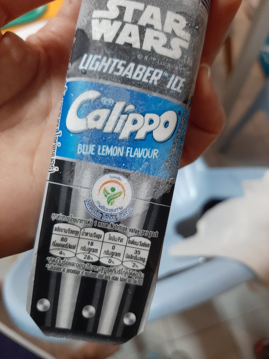 เผลอหยิบมา เพิ่งสังเกตว่า ไอติมมีน้ำตาล 18 ก (เกือบ 5 ช้อนชา) ติดป้ายทางเลือกสุขภาพ วันนึงควรกินน้ำตาลไม่เกิน 24 ก (6 ชช) พิณากันเอาเอง