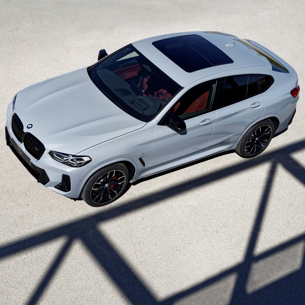 BMWsaudiarabia's tweet photo. أسباب السعادة كثيرة؛ منها أن تمتلك سيّارة تتميز بتصميم عريض يمنحها قدرة على التوجيه والمناورة، بجانب محرك BMW TwinPower Turbo مثلما في X4.
#BMWX4 #TheX4 #BMWSaudiArabia #MyNaghi https://t.co/qCXUCk66pf