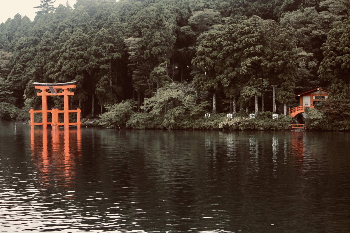 Jeditutor's tweet photo. Japan and pirate ship. Shinto shrine. One of my favourite places near Tokyo. #japan #pirateship #shinto #jeditutor #rikshaw #tokyo #fuji https://t.co/sGHM2cBT8d