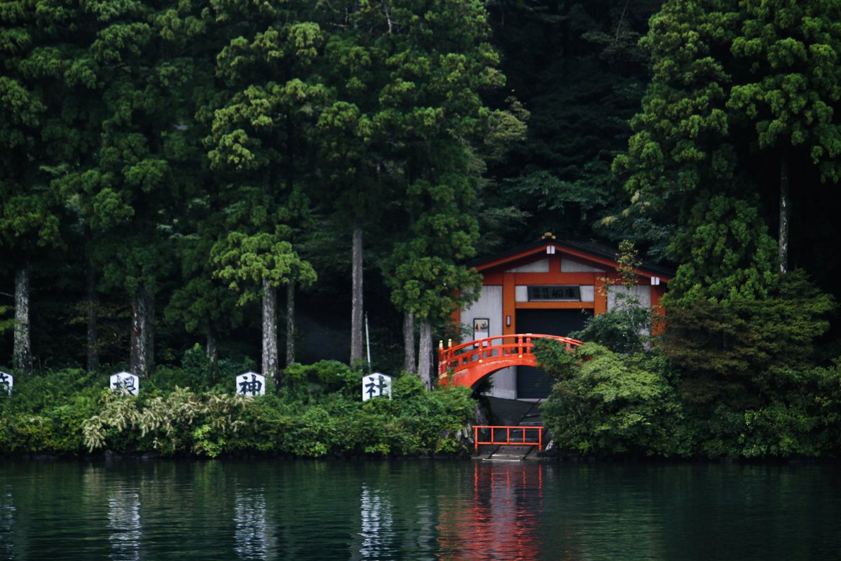 Jeditutor's tweet photo. Japan and pirate ship. Shinto shrine. One of my favourite places near Tokyo. #japan #pirateship #shinto #jeditutor #rikshaw #tokyo #fuji https://t.co/sGHM2cBT8d