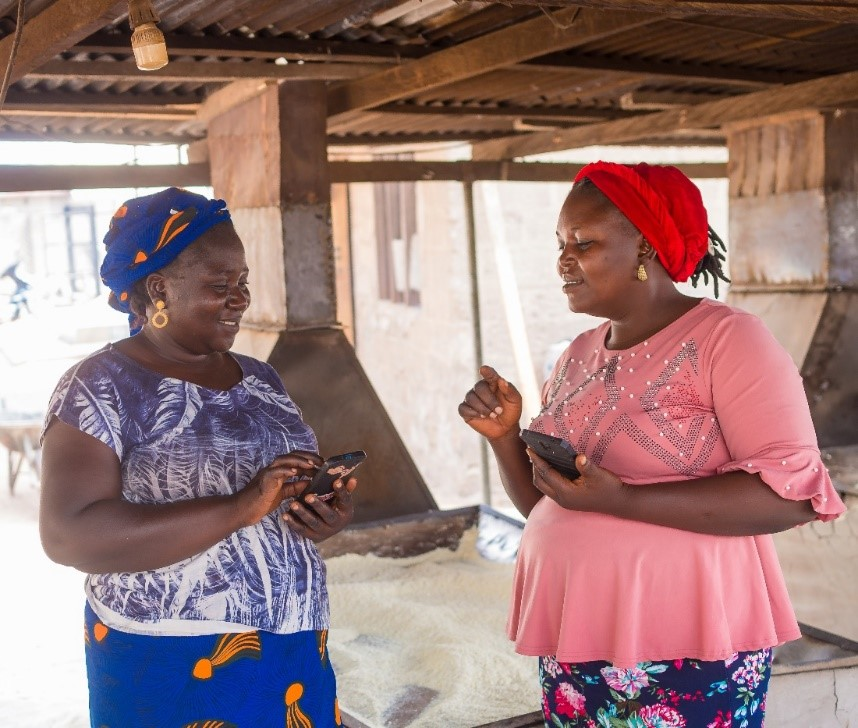 FIDAfriqueOuest's tweet photo. Les entrepreneuses rurales à l’assaut du numérique.

Le FIDA s’emploie à élargir l’inclusion numérique et en finançant des projets qui aident les femmes à s’emparer des outils numériques pour bâtir des entreprises florissantes et des communautés plus fortes. https://t.co/QR3wWBQWDZ
