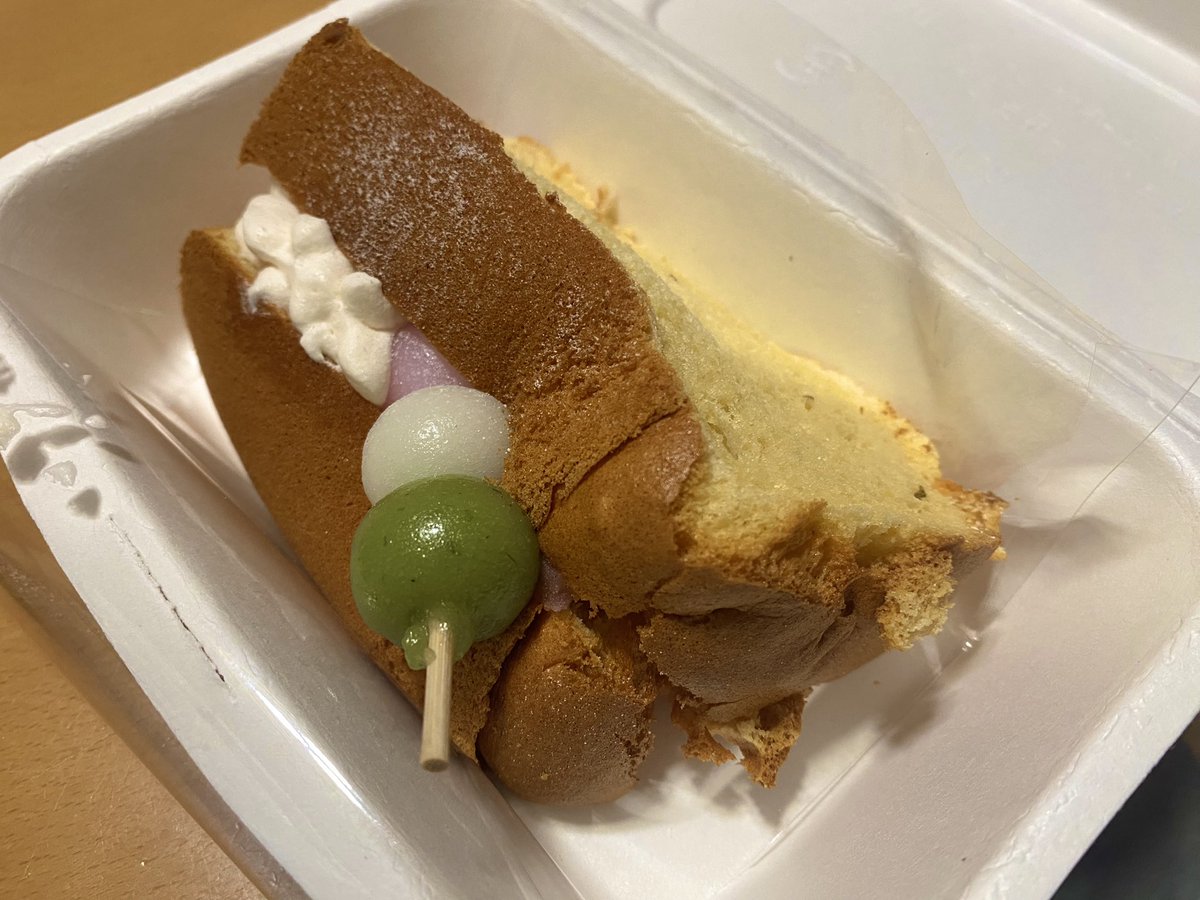 TOSS22422804's tweet photo. シフォンケーキにww
団子ww
ぶっ刺さってるww

かわいい。 https://t.co/tFoTax0nvq