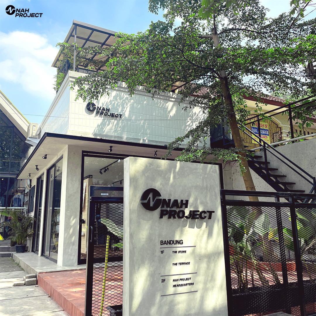 NAHProjectTeam's tweet photo. NAH Project Store Bandung.
Jl. Lombok No. 11a, Bandung

Open hours:
10.00 - 21.00 WIB

Sini main sambil nongkrong di teras NAH🫶🏻 https://t.co/5Ld5tJ1qPp