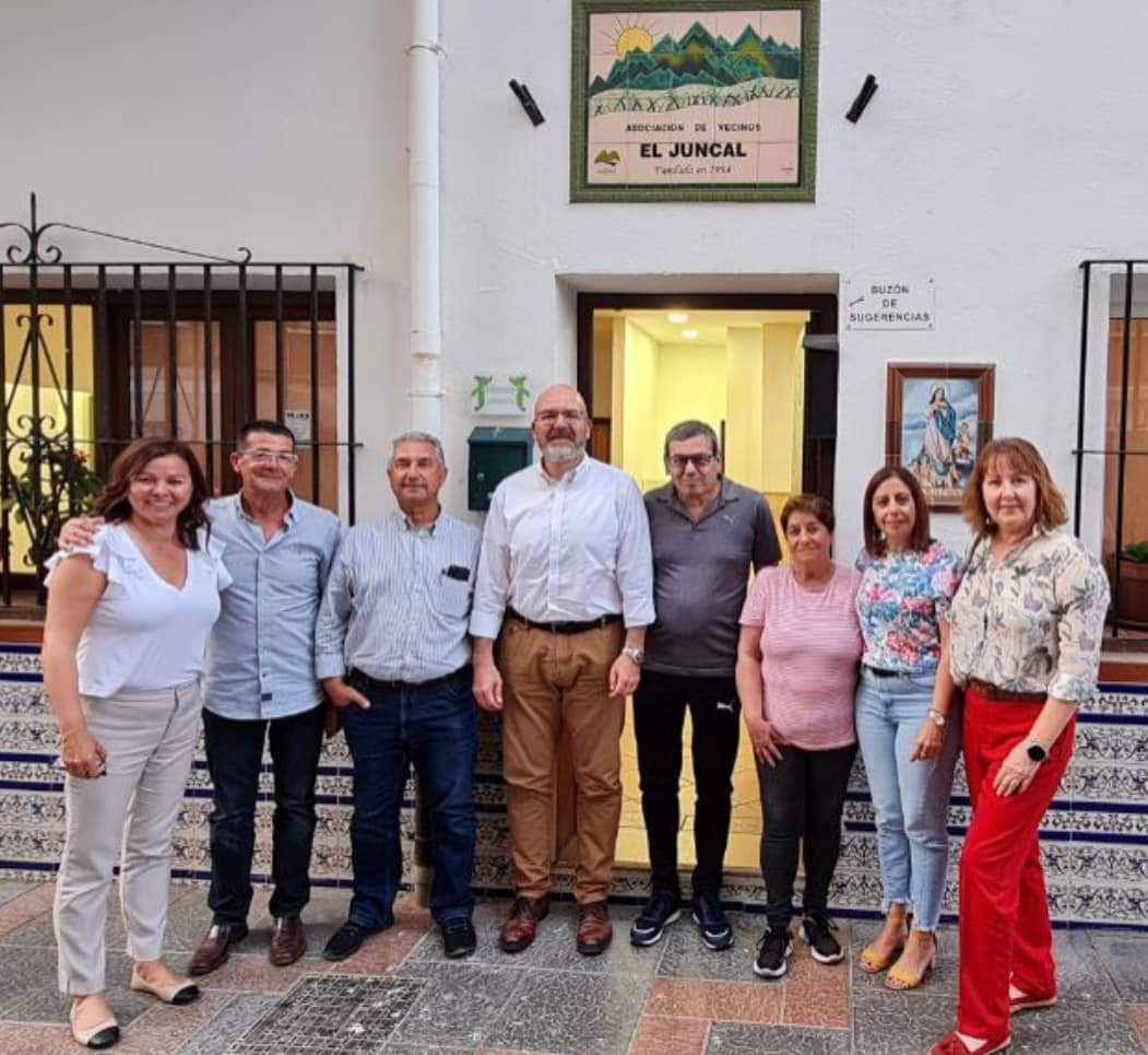 Podemos_Mijas's tweet photo. Unidas Con Mijas visita la Asociación El Juncal. Nos han informado sobre los  problemas que tiene este barrio, cosas tan sencillas como el alumbrado  desde la calle Virgen de La Paz a Virgen de Fatima que han solicitado en varias ocasiones sin respuesta por parte del Ayuntamiento https://t.co/i5xJzNs7eI