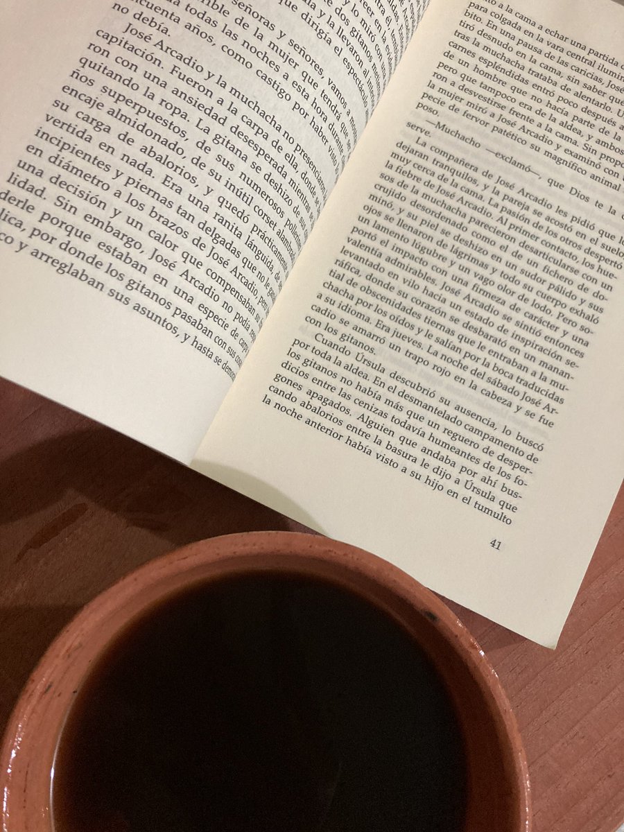 XochitlLopezS's tweet photo. Dos de las cosas que amo…leer y tomar café. 
Bonita noche para todos. https://t.co/CaL3Q5a6Fc