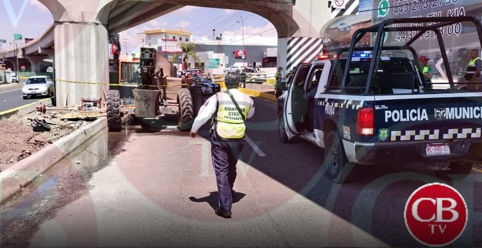 Velazquez_CB's tweet photo. @cb_television Trabajador se mata al caer del puente de distribuidor de Mil Cumbres. 🚨👮 https://t.co/2Bb7Wh6ctN