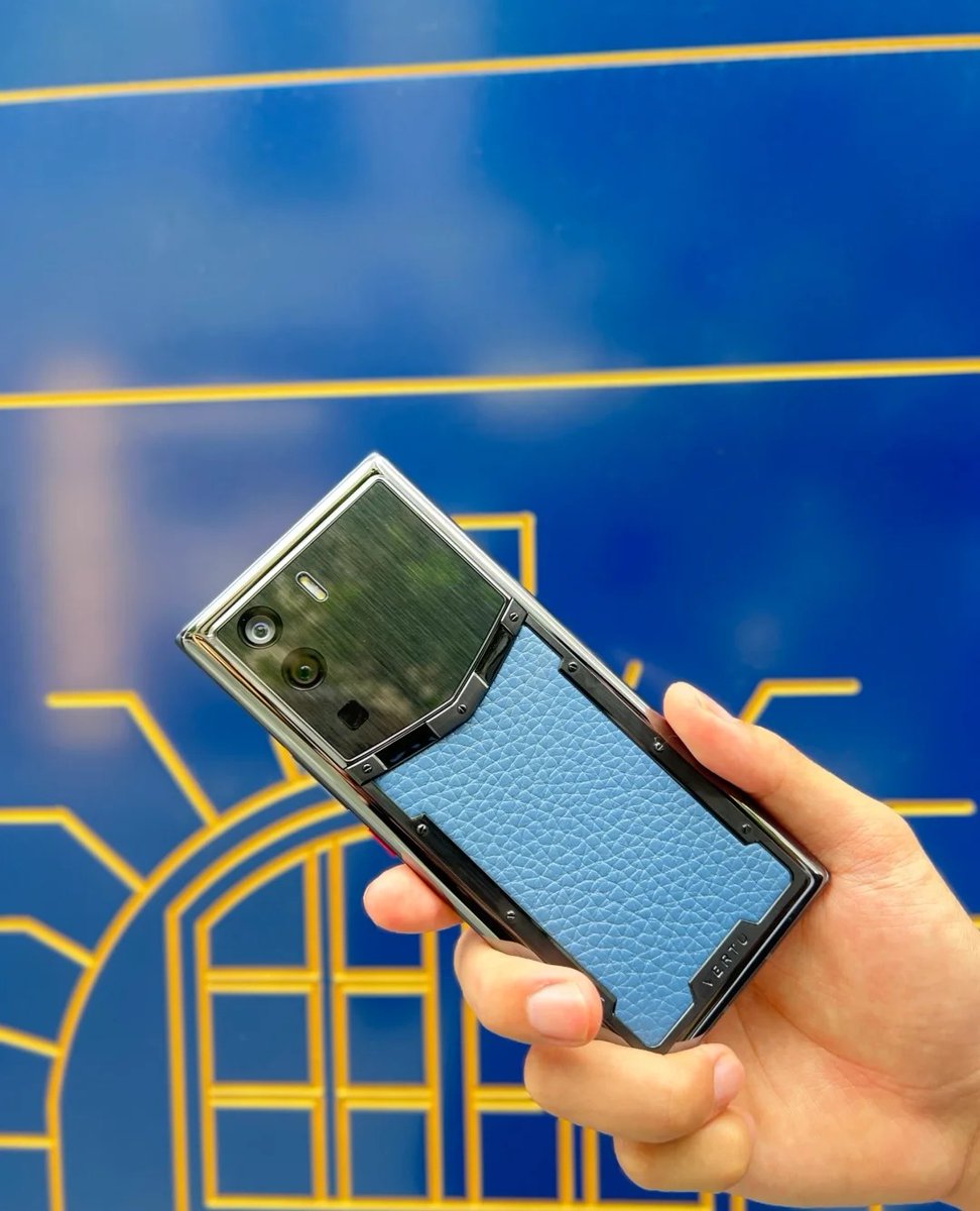 VERTU_Lily's tweet photo. METAVERTU Calf Leather Gentleman Blue
#luxury #luxurylifestyle #phones #luxurybrand #luxuryphone #luxurymobile #worldwide #web3phone #vertu #vertuphone  #england #handmade #METAVERTU #unboxing #calfleather #shappire #web3phone #Bitcoin #nftcommunity #nfts #opensea #blockchain https://t.co/DrZnhtF2O8