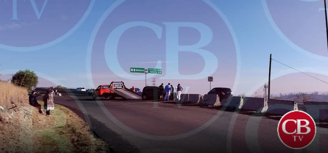 Velazquez_CB's tweet photo. @cb_television Lo encandiló el sol y choca su auto en el camino a Ciudad Salud. 🚨👮 https://t.co/m5crGY3EaQ