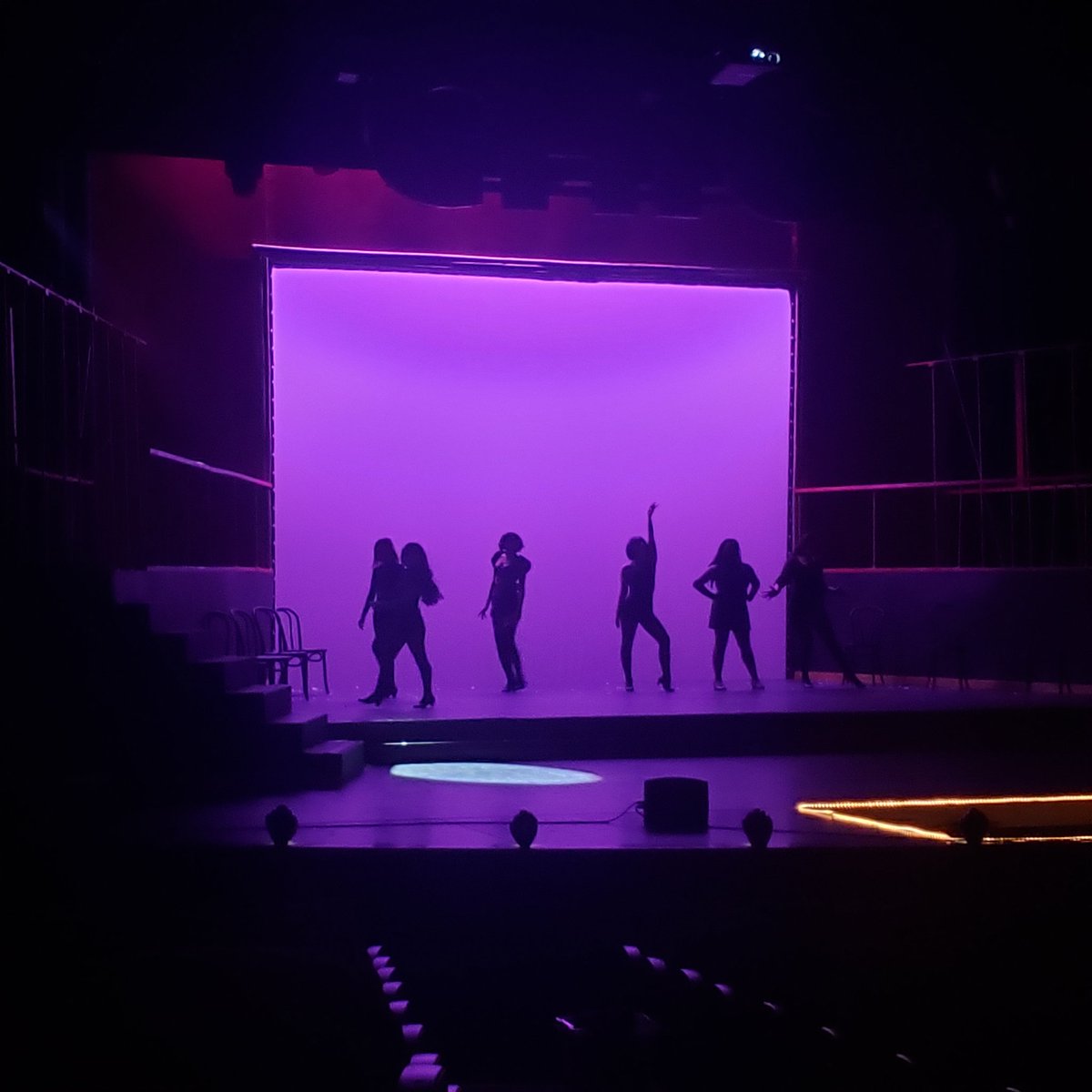 vjasully's tweet image. Thanks so much for letting me come to your last rehearsal before the show! #Chicago has amazing choreography, top notch singing/acting, and a gorgeous and creative set. Break all kinds of legs! Thinking of our @VjaDrama seniors in their 
final production! 
#RazzleDazzleEm #Fosse
