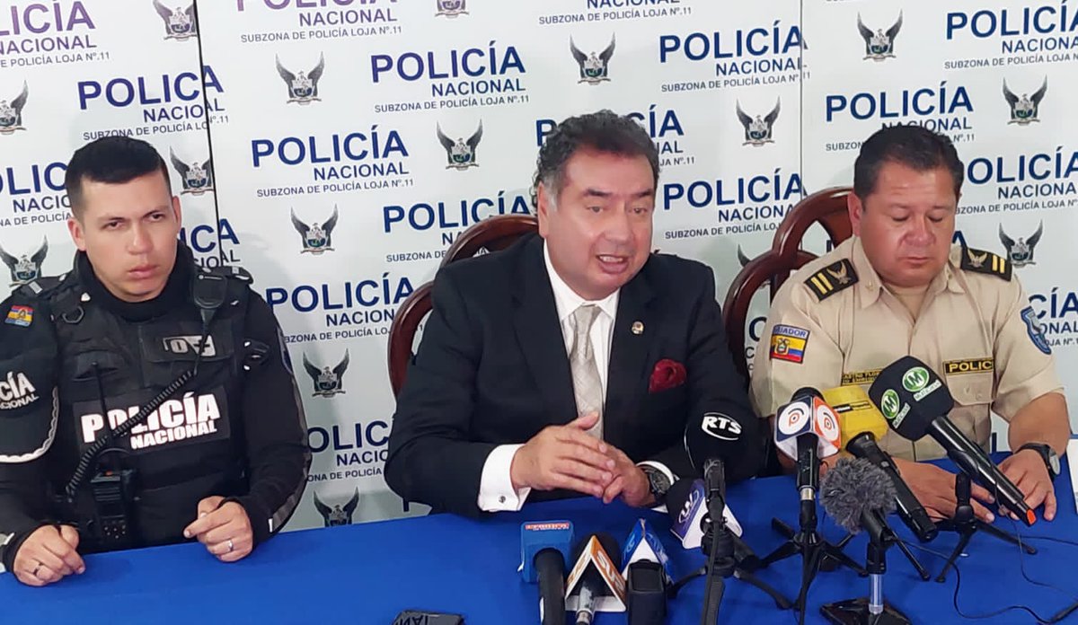 #CapturaInmediata 🚨

🎙 Mediante rueda de prensa <a href="/FredyBravoB/">Fredy Bravo</a>,  gobernador de #Loja y el Crnl. Mario Castro, jefe (e) de la Subzona Nro. 11 de <a href="/PoliciaEcuador/">Policía Ecuador</a>, informaron sobre la captura de dos personas por intento de asesinato a ciudadana en #Loja.