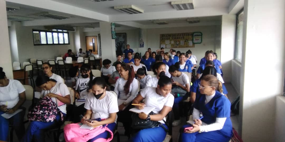 asypc's tweet photo. UNEFA Ext. Isabelica, da inicio a los Talleres de inducción al Servicio Comunitario, dirigido por el Lcdo. Esteban Tineo, a los estudiantes de Ingeniería Civil, Licenciatura en Administración de Desastres y TSU en Enfermería. https://t.co/c9tmV9cq2b