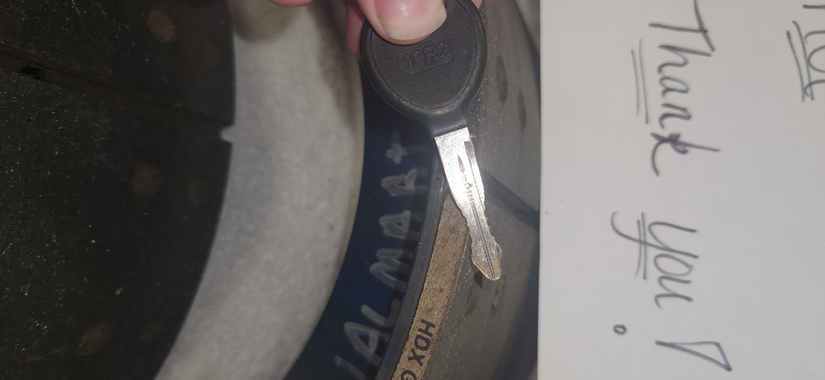 TruckinSongster's tweet photo. Need to check your brake shoes? Drive a #freightliner? #PreTrip #TruckDriver Your cascadia key is 10/32" at the thickest part... #DOT minimum is 8/32"... #QuickAndDirty If your key fits, you know you're legal, but you should start thinking about a brake service. https://t.co/W1NnG7krfj