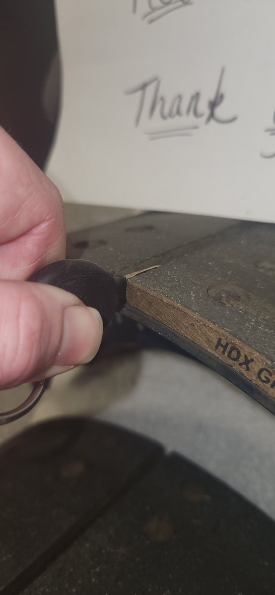 TruckinSongster's tweet photo. Need to check your brake shoes? Drive a #freightliner? #PreTrip #TruckDriver Your cascadia key is 10/32" at the thickest part... #DOT minimum is 8/32"... #QuickAndDirty If your key fits, you know you're legal, but you should start thinking about a brake service. https://t.co/W1NnG7krfj