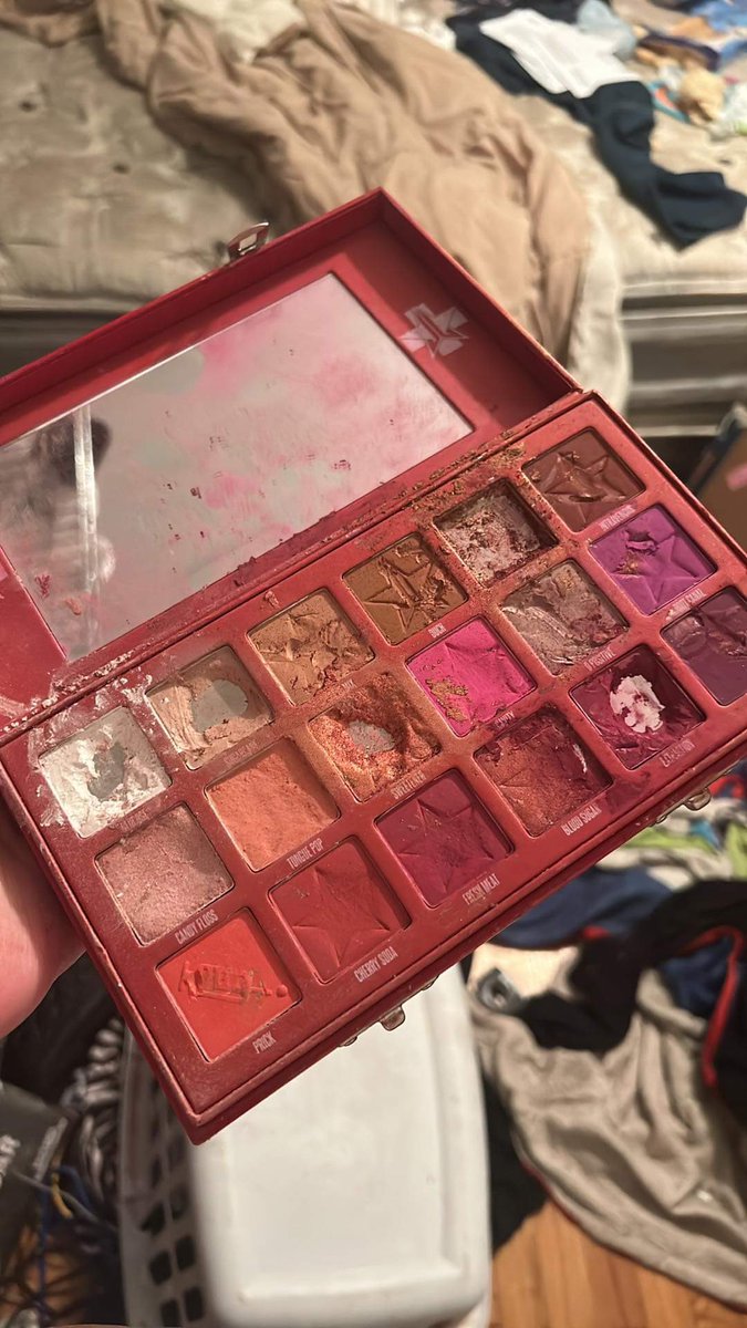 xcherrypandax's tweet photo. And my everyday @JeffreeStar palette is ruined. Along with a couple others. my 3 year old is covered head to toe in makeup. Am I upset? Yes. Can I get a new one? Not right now. Am I going to cry over it? Probably. But am I going to scream at my child or retaliate? Absolutely not. https://t.co/NYso76DCb2