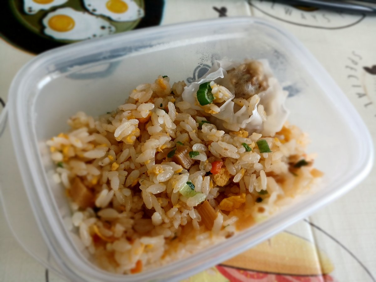 reikoaso's tweet photo. #お昼ご飯 

冷凍エビチャーハン＆焼売
スープを忘れたので
お茶といただきます😋

＃函館グルメ #料理好きな人とつながりたい ＃カロリーSlism https://t.co/YQHEoxhzFr