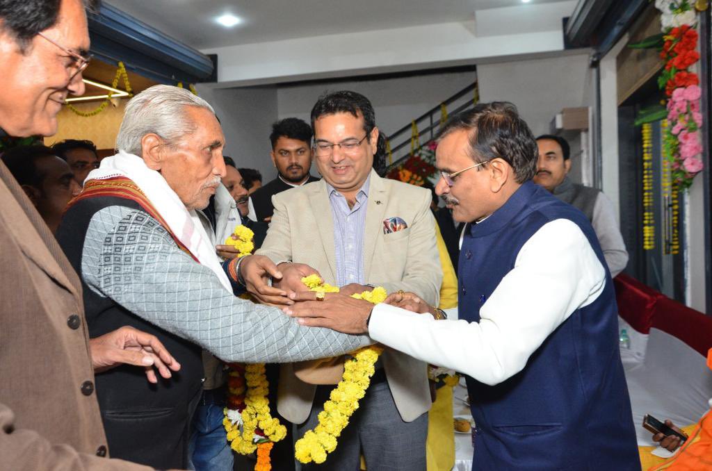 Ajay_singh55's tweet photo. #जन्मदिन_विशेष💐💐- हमारे बरहा परिवार के गौरव प्रदेश में अपनी अलग छाप छोड़नेवाले हमारा मार्गदर्शन करने वाले हमारे बड़े दाऊसाब (भाई) #परम_आदरणीय श्री Dhirendra Singh Parmar जी (ADD. Advt General M.P Govt - Supreme Court)को जन्मदिन की ढेर सारी बधाई एवं शुभकामनाये💐💐!! https://t.co/zFg3QwKpZP
