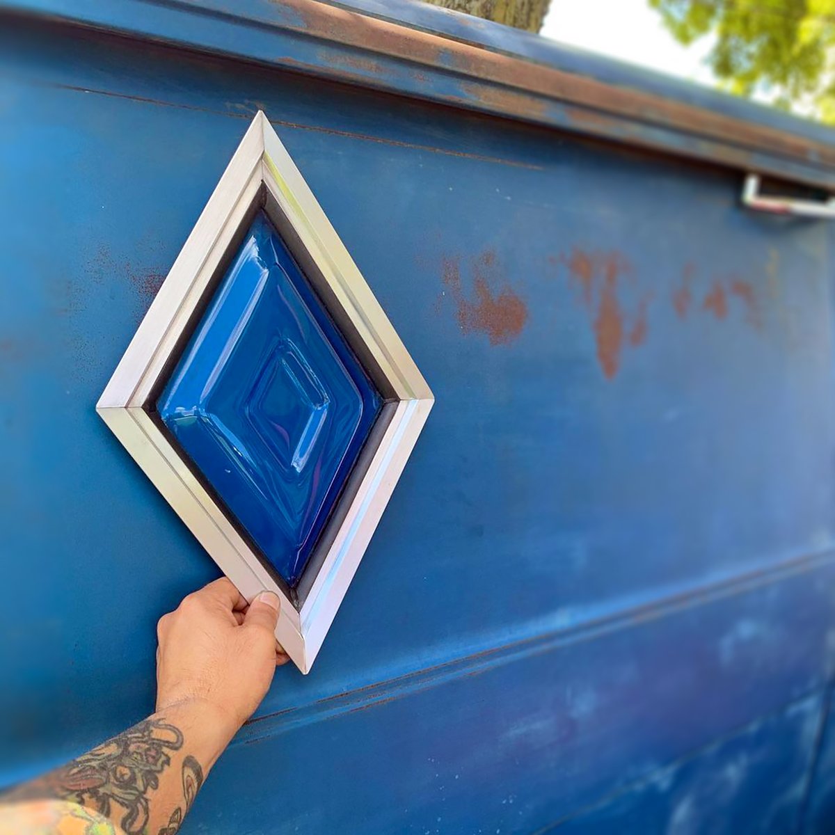 _VanCult_'s tweet photo. Van Window for a Wednesday!
..
@krakenkustomz
..
#vanwindow #van #boogievan #blue #customvan #vannin #vanlife #vanporn #portholewindow #diamondports #portholes #vancult #getinandgetiton https://t.co/OgykE0ECOF