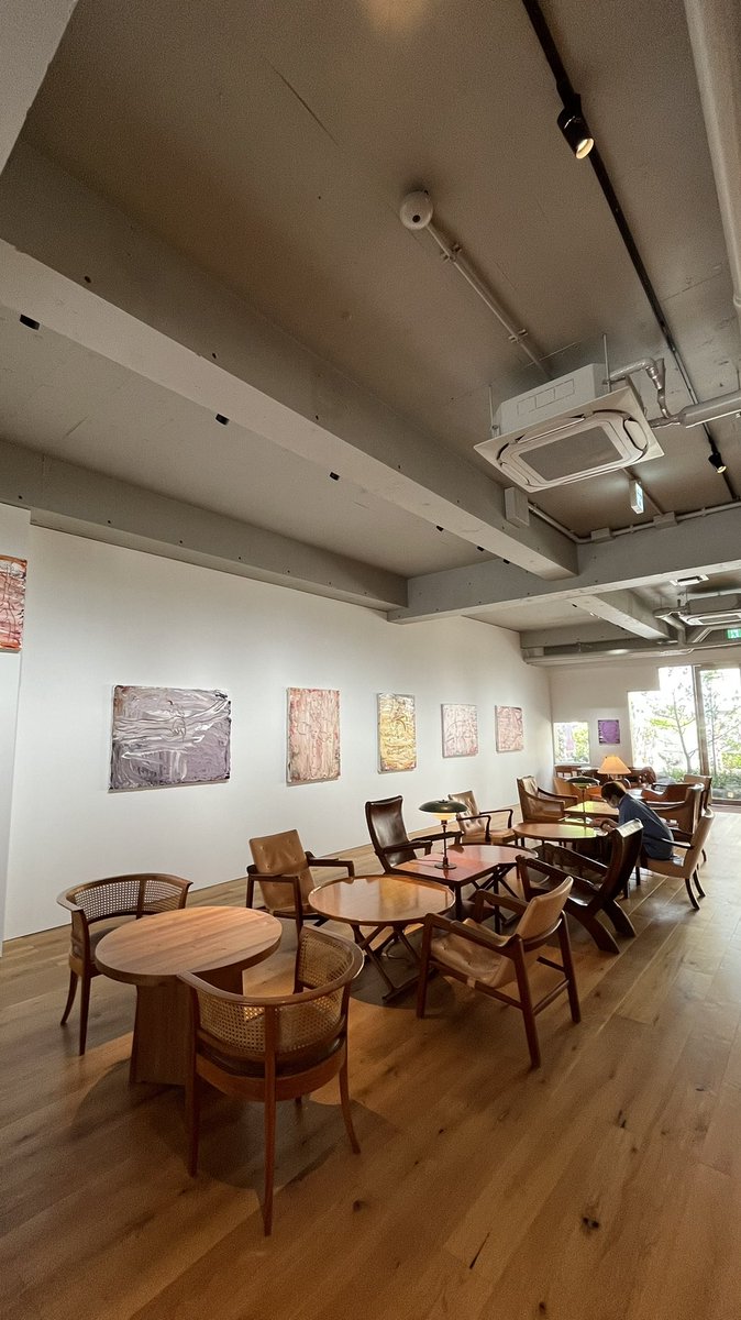 newworkfun's tweet photo. 今日は代官山のLurf MUSEUM へ
コールドブリュー 700円を注文
ギャラリーに併設されたカフェ
天井が高く席の間隔がゆったり取られていて贅沢な気持ちになる
ビンテージの家具が落ち着いた雰囲気を醸し出していてゆったりするには最高
残念ながら電源WiFi無しなので全く作業向けではない
#カフェ巡り https://t.co/QLw00X2eyD