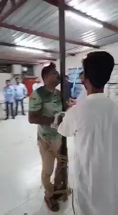 "हत्या का यह वीडियो आपको विचलित कर सकता है। इसलिए आवाज हटा दी गई है।"

UP : जिला शाहजहांपुर में ट्रांसपोर्ट पर नौकरी करने वाले  ट्रांसपोर्ट  मैनेजर शिवम जौहरी को थर्ड डिग्री देने के बाद उसकी पीट–पीटकर हत्या कर दी गई। शिवम पर हौजरी का सामान चोरी का शक था। हत्या का लाइव वीडियो