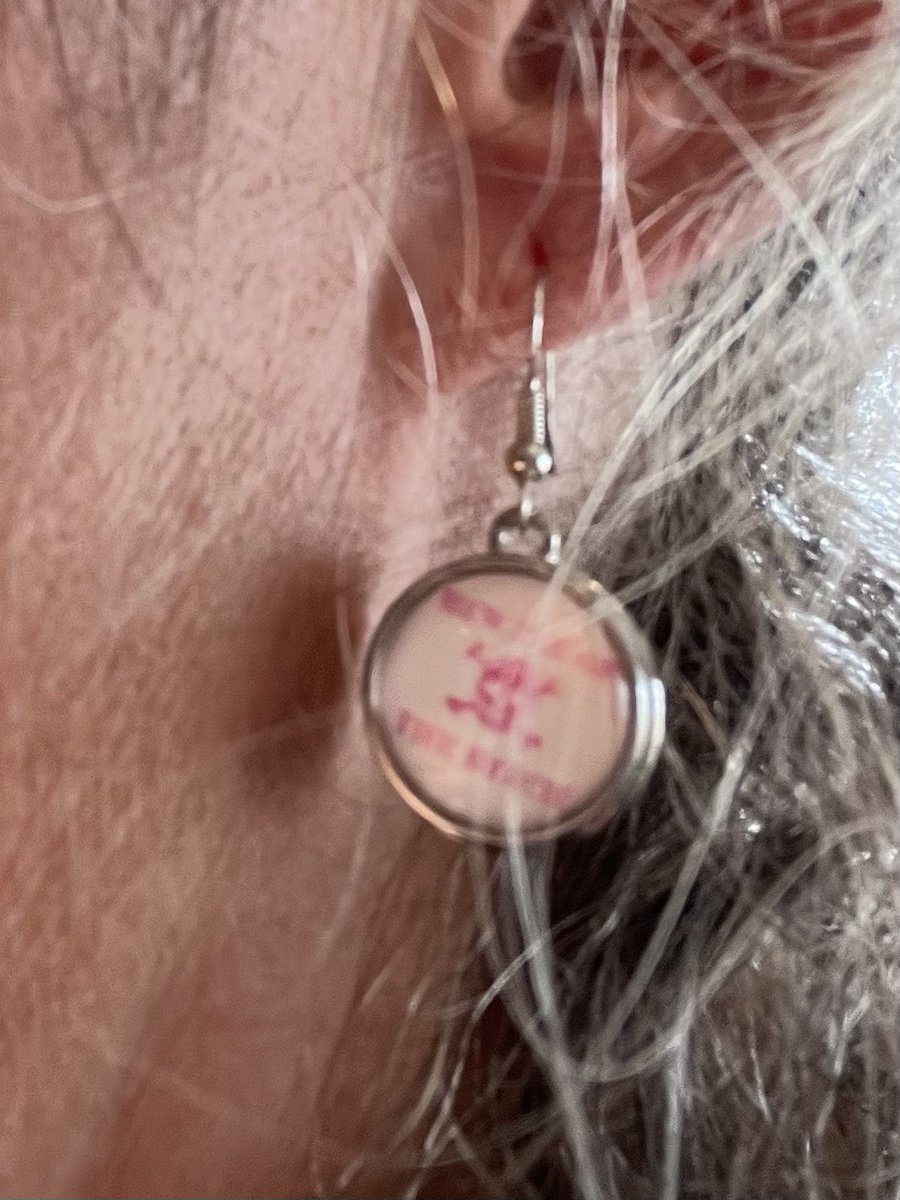 annikakes's tweet image. Same statement, two different designs. #TruthInAdvertising