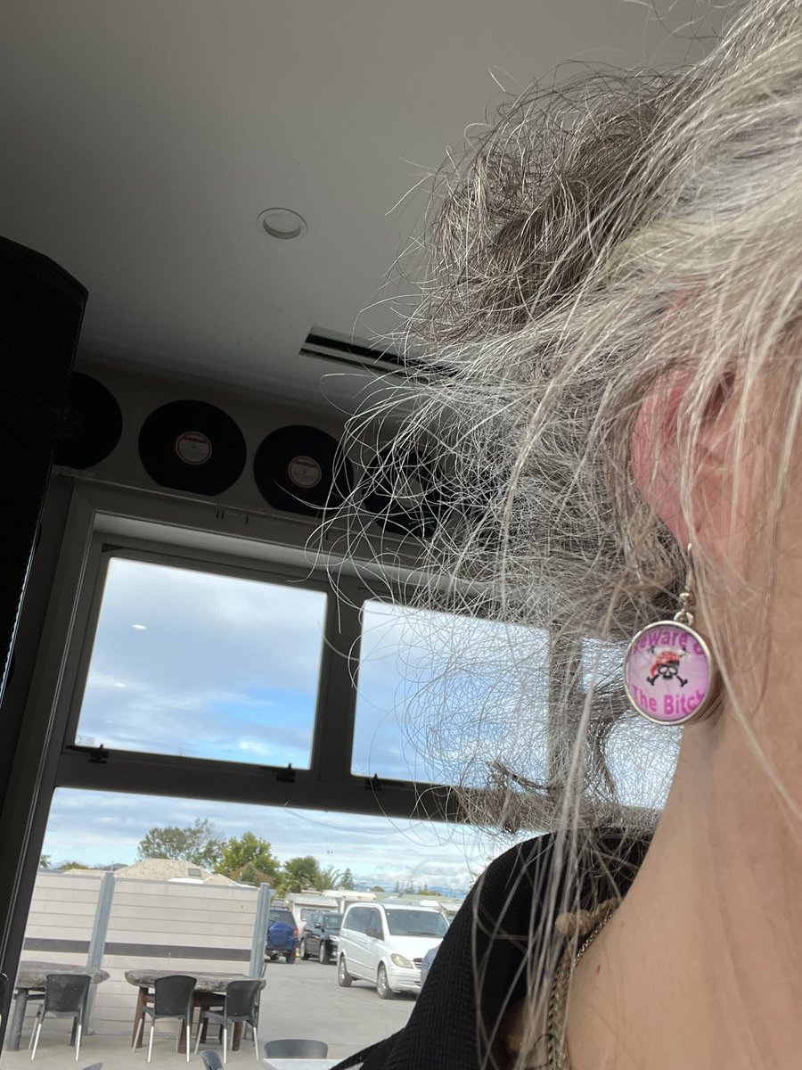 annikakes's tweet image. Same statement, two different designs. #TruthInAdvertising