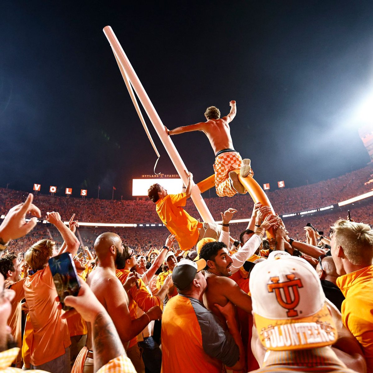 CFBHome's tweet photo. Round of 32 for Most Hated Fanbase Bracket

1. Tennessee v. 4. Auburn

Poll below⬇️ https://t.co/E7I9NOfB6e