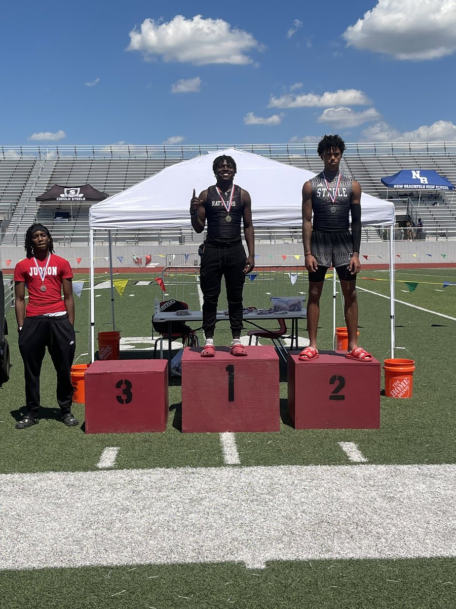 Mrs_Harris25's tweet photo. 27-6A Triple Jump District Champion @ExavionX Thank you @jwalshrattler for the pictures of our winners! So proud of our @RattlerUp athletes advancing to the Area round next week‼️
#AreaQualifiers
#WinandAdvance
#RattlerUpBaby
#LetsGo https://t.co/u0ziIYJCyf
