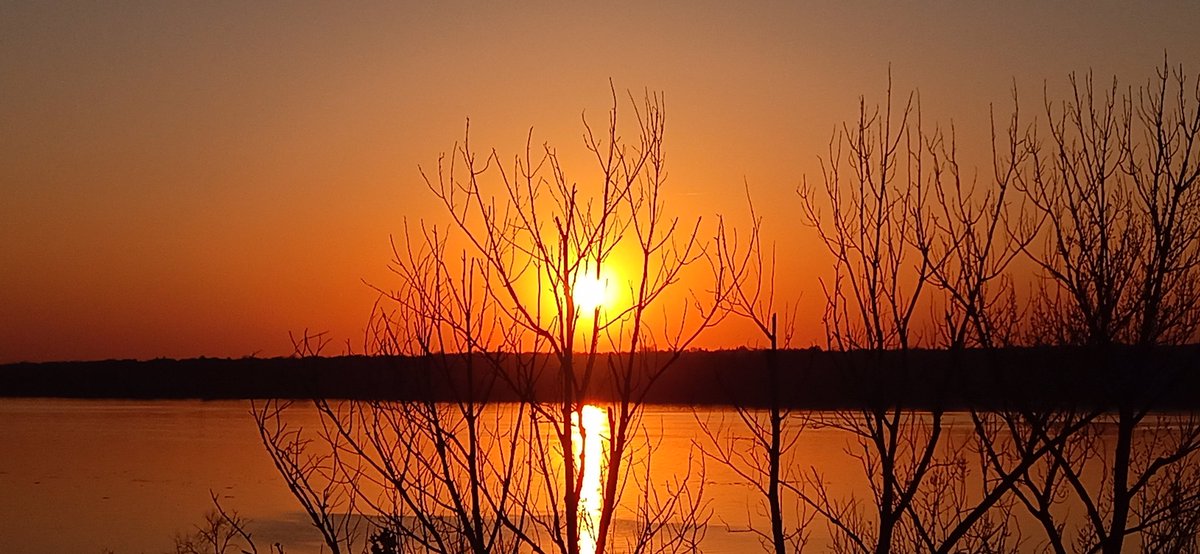 JohnZwicker1's tweet photo. Stunning & clear #OttawaRiverSunset this #EasterWednesday evening
#GloryToGod
Looking closely, you may notice small chunks of ice floating down the #OttawaRiver, from up stream
Up close, they sound like crystal glasses clinking against one another
#Ottawa
#ShareYourWeather https://t.co/ZRdSD2aoxV