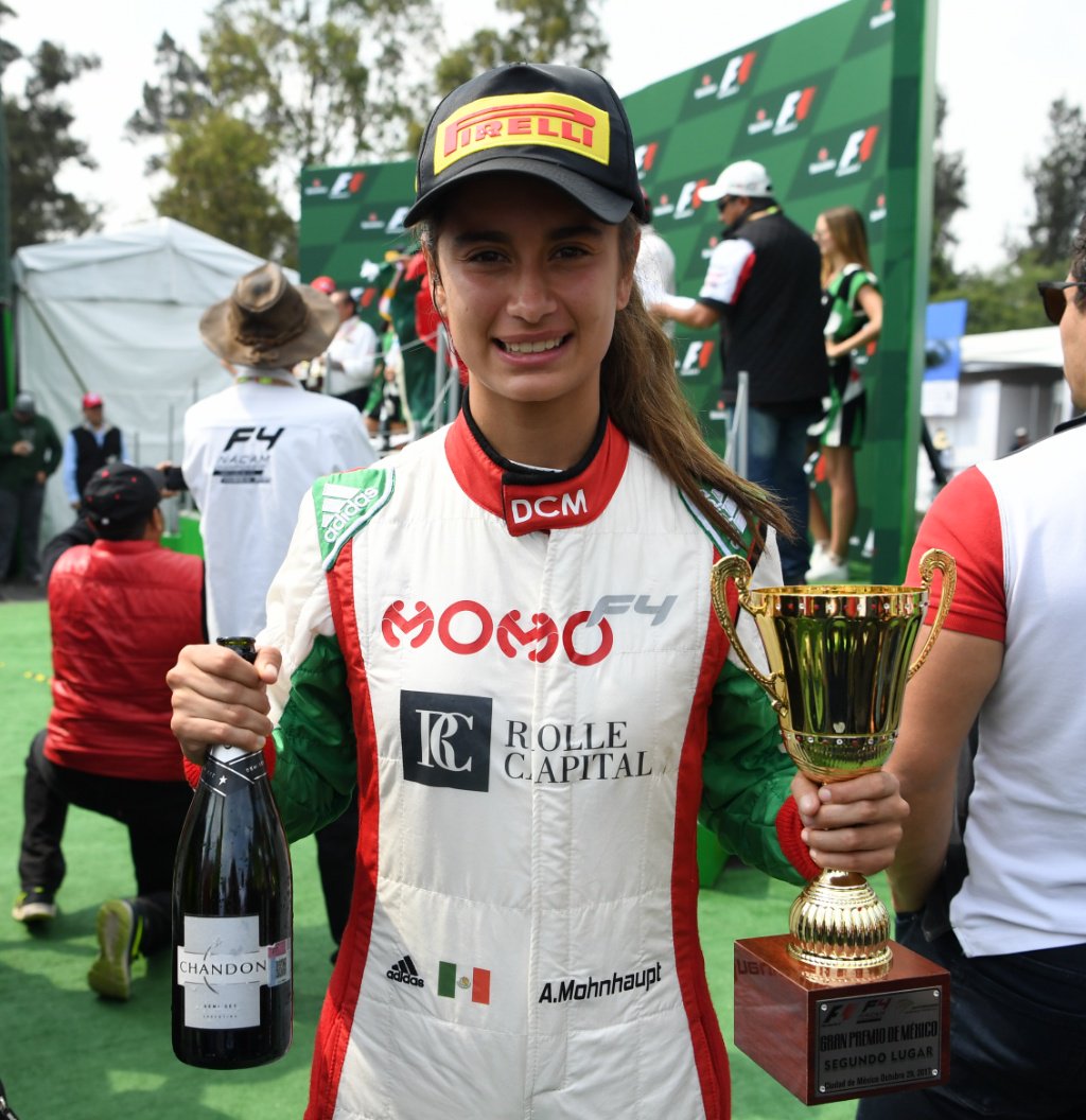 Y en buenas noticias... 📰

<a href="/Amohnhaupt1/">Alexandra Mohnhaupt</a> está de regreso en las pistas, y qué mejor que una categoría que conoce y que la recibe con los brazos abiertos. 🇲🇽 Alexandra estará participando en la F4 NACAM, que tendrá su inicio de temporada este fin de semana en el AHR. 🏎