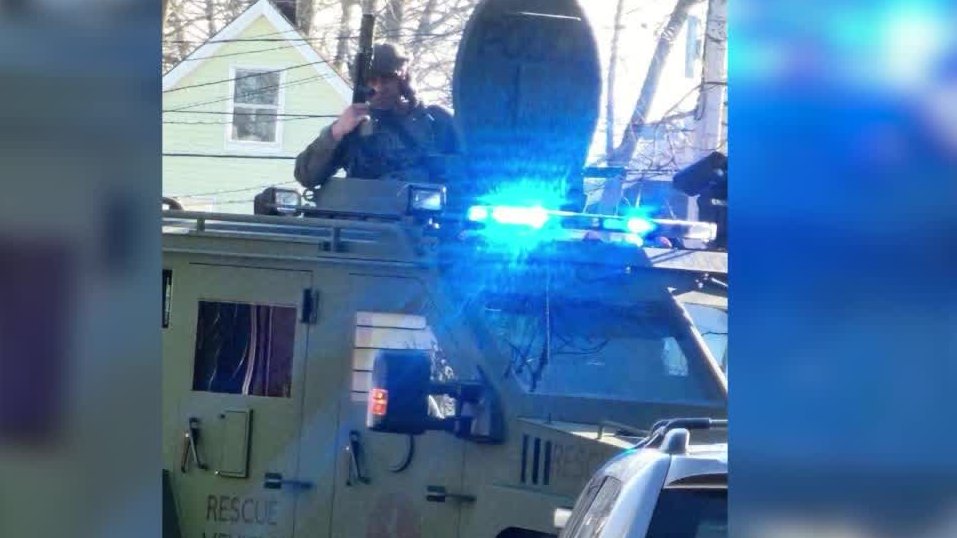 NorahHoganWMTW's tweet photo. South Portland police worked with FBI, the county D.A. office, and the regional SWAT team to make an arrest on Elm Street - after credible threats were made. @WMTWTV https://t.co/BKmbKs2kiZ