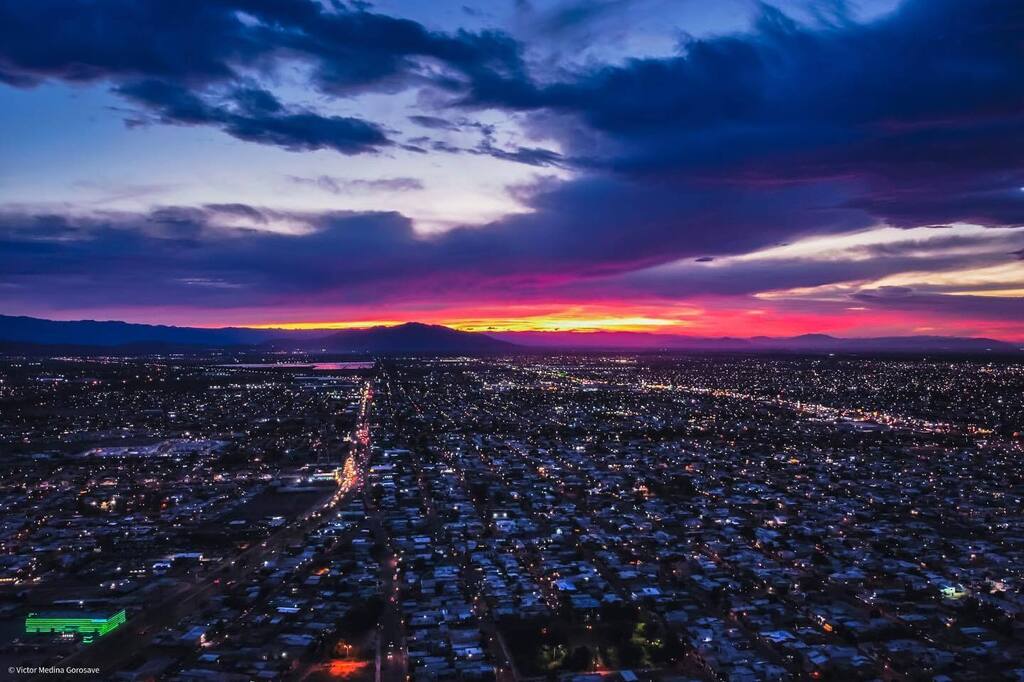 Canal66tv's tweet photo. HERMOSA POSTAL CACHANILLA.
EL ATARDECER DE ESTE MIÉRCOLES EN MEXICALI 

Cae la tarde este miércoles 12 de abril, imágen aerea captada desde la zona del Infonavit Cucapa y Jardínes del Lago en Mexicali. Foto: @victormedinafoto #Canal66
#beatifulsunset https://t.co/fQNMOhIp5z https://t.co/JfhnIQRXBA
