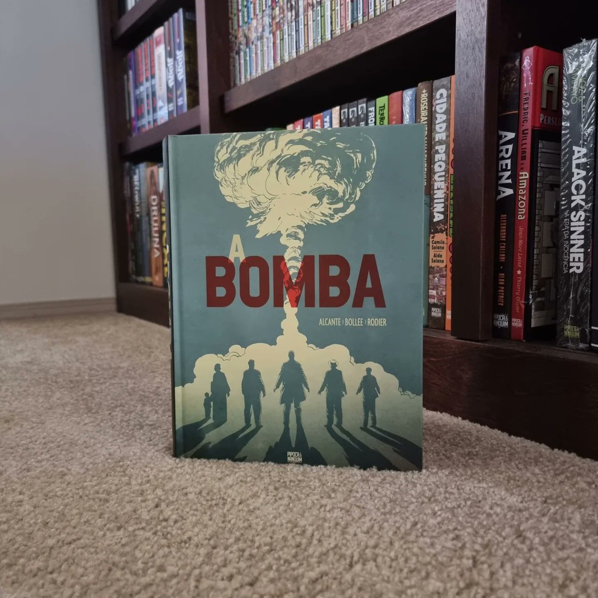 Picollo1979's tweet photo. A Bomba - ☆☆☆☆1/2

#ABomba #LaBombe #TheBombTheWeaponthatChangedtheWorld #DidierAlcante #LFBollée #DenisRodier #PipocaeNanquim #UnidosPeloPN #EstantePN #Comics #GraphicNovel #Quadrinhos #HQs #FromtheCollection #Leitura2023 @PIPOCAENANQUIM https://t.co/KHjYrjdlKD