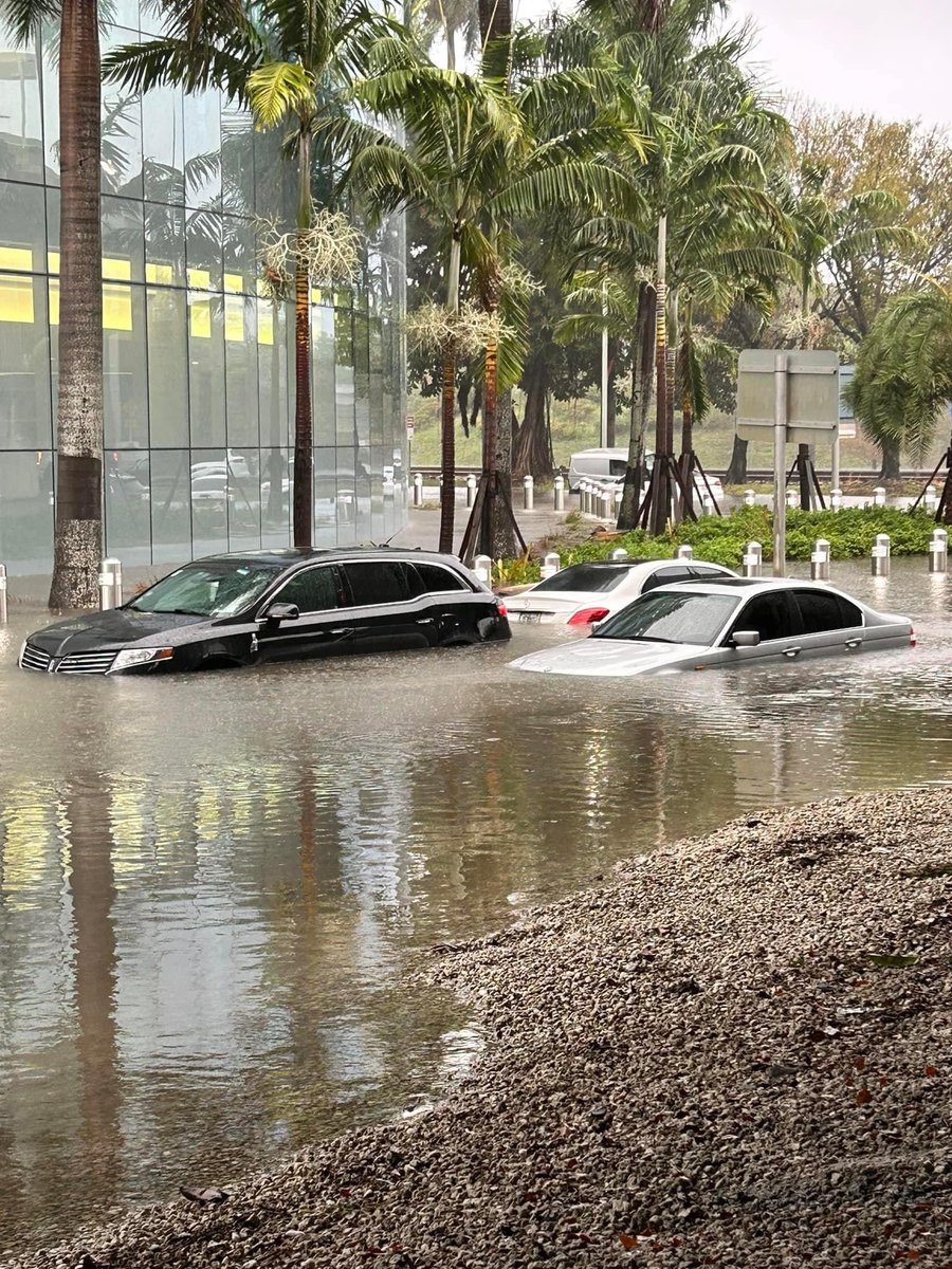 respectyourmet's tweet photo. Ft Lauderdale is experiencing catastrophic flash flooding. Thanks to local meteorologists and National Weather Service working to provide important alerts and information during this time. Stay safe⚠️ 

(Courtesy: Barbara Cummings, Yohanka Reyes) #FLwx #wx https://t.co/hxokvNOTdA