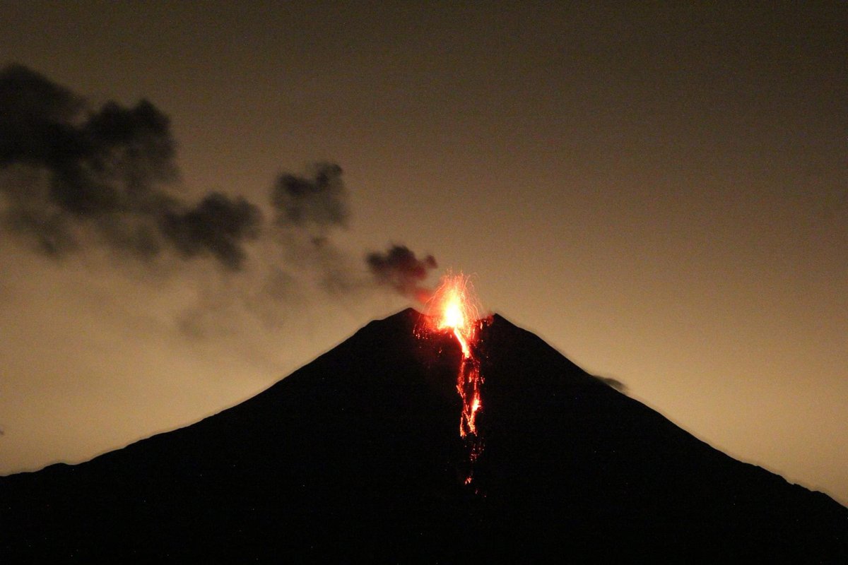 Esta semana el volcán 🌋 #Sagay a mostrado una actividad extrema, desde #Macas y varias partes de la provincia de #MoronaSantiago se lo puede visibilizar en su máximo esplendor a esta hora.

Foto:Robinski  y Cristian Jara