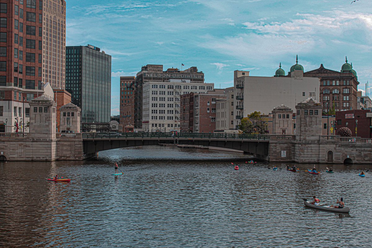 itsgregoire2's tweet photo. Travel photography: Downtown 
Milwaukee, Wisconsin in Photos #midwest #travelphotography 
1/22 https://t.co/bBKXmmL3Dq