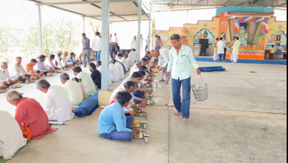 Ashram_Susner's tweet photo. परम् पूज्य Sant Shri Asharamji Bapu का #87वाँ_अवतरण_दिवस Vishwabhar Me Manaya Gaya ।
सुसनेर आश्रम में भी पूज्य बापूजी के उत्तम स्वास्थ्य हेतु हवन हुआ। इसके पश्चात श्रीआशारामायण पाठ, कीर्तन, ऑडियो सत्संग, पादुका पूजन, दीप प्रज्वलन, महाआरती एवं भंडारा हुआ।
A Meaningful Celebration https://t.co/rKGBXg7RX0