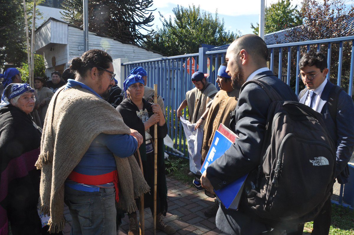 🔴Hoy inició el juicio contra el lonko Luciano Huaiquifil y el werkén Jorge Huaiquifil del Lof Kelwe de Pucón, acusados por Fiscalía del delito de usurpación violenta.Como Cidsur en repr. del werkén sostenemos la inexistencia del delito: lo que hay es uso histórico y comunitario.