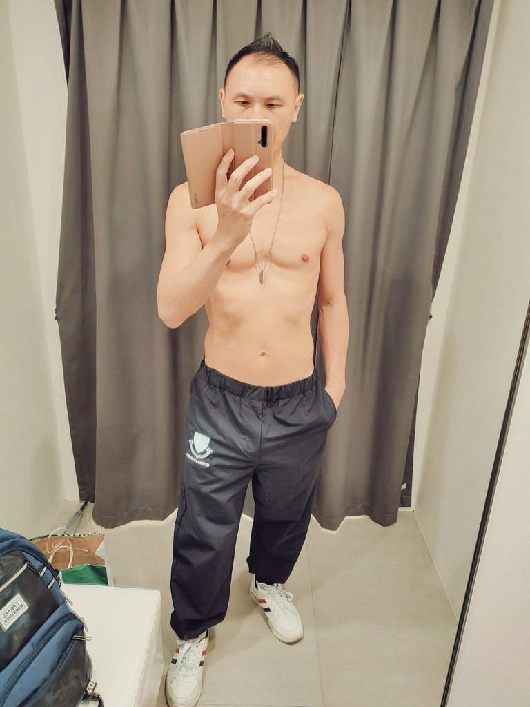 TPEandy1030's tweet photo. 來GU買過季的運動長褲👖，不得不說，在更衣室看到全身鏡🪞，就會忍不住想自拍📸
#櫃哥的生活日常🧑‍💼
#好久沒有自拍脫衣照😁
#想看更多的推友請留言加1 https://t.co/t8S02rlYNw