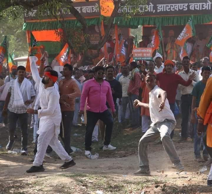 gautamkr201's tweet photo. @yourBabulal @BhoktaSatyanand @ChitranjunGupta @HemantSorenJMM @Ranjeet4754 कश्मीर से ट्रेनिग लेकर दंगा भड़काते,दंगाई पार्टी,और बोलते हमारा प्रदर्शन शांतिपूर्ण चल रहा था....
#bycotmodi https://t.co/fsvh3NiPnJ