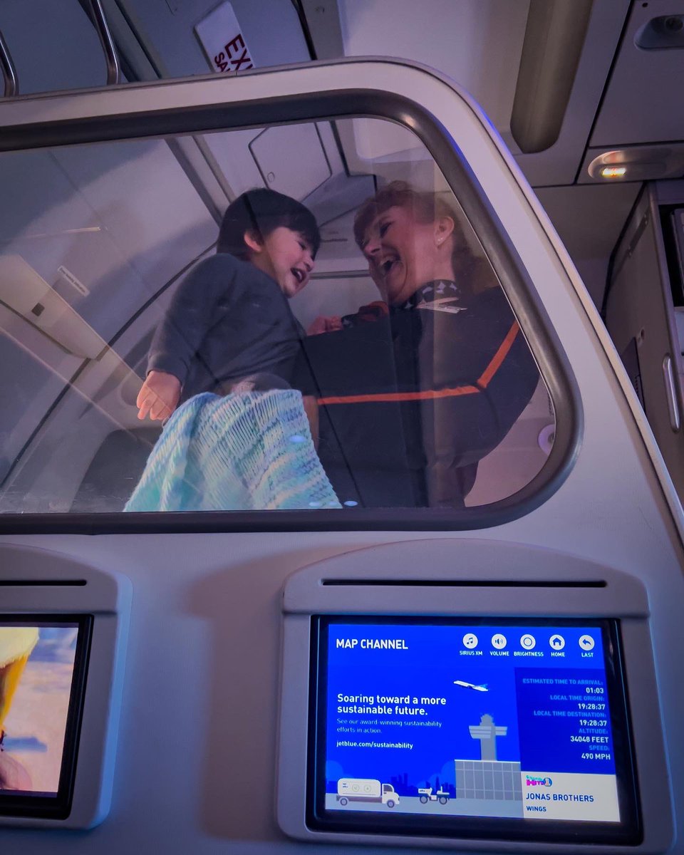 Clusk61's tweet photo. Lemme tell you @jetblue RSW to BOS flight #466 would have been great if Ozzy slept for a bit but we appreciate everyone that took some time to play with him! https://t.co/F1b9QZ5xVT