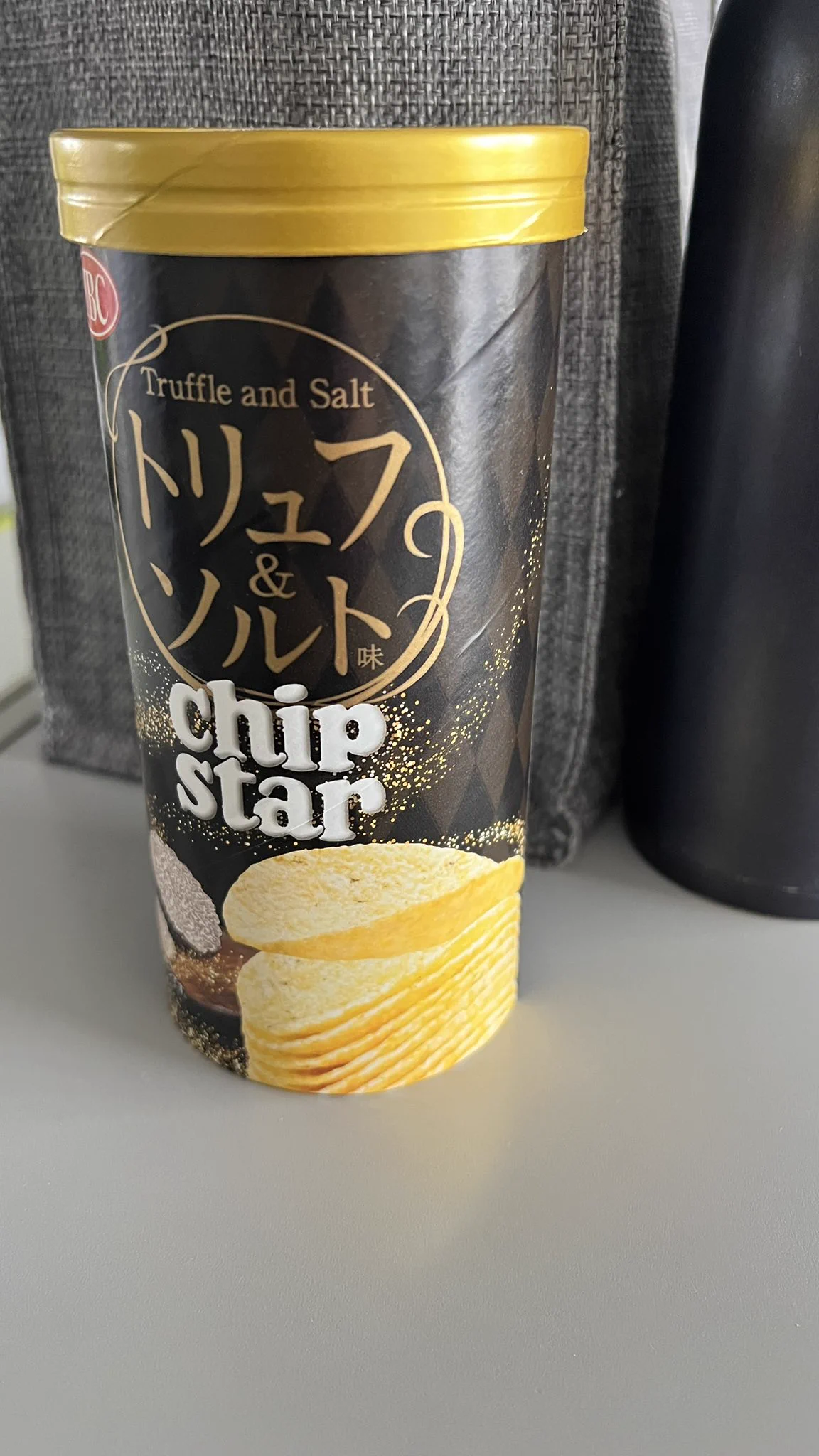 @BUSTER_BOOTH_ 俺も検証しようと、売店に行った同僚にチップスター買ってきてとお願いしたら、これ買ってきた。
普通塩だろう。。。 