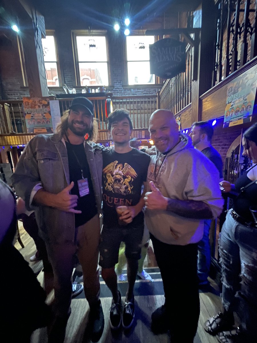 Macaroni0711's tweet photo. Survivor taking over the ‘Burgh! Thank yinz for coming @BriceAndWen https://t.co/34Uln9ijEV